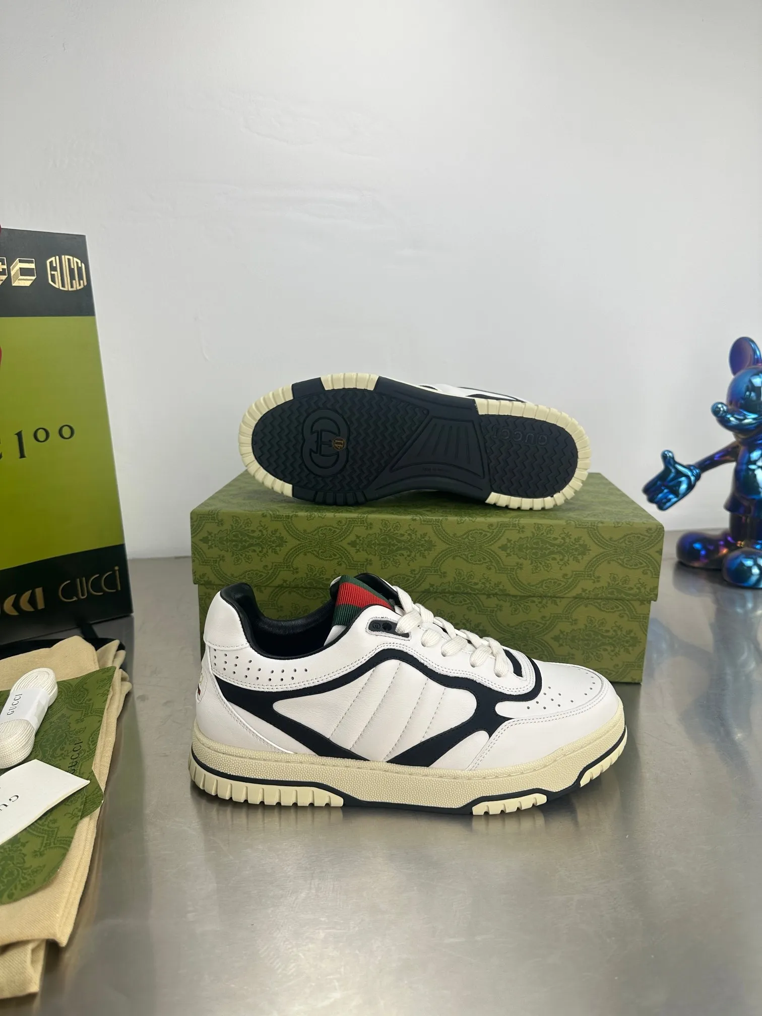 👟👟Ex-factory price 600👟👟 Gucci's latest hot-selling series of high and low-cut distressed couple's sneakers are shipped. The original version is purchased, developed and manufactured. This high-low top sneaker adopts a basketball-style silhouette design, cleverly integrated with hollow panels and distressed effects, showing its unique ingenuity. The ingenuity incorporates brand logo details such as interlocking Double G styling accessories and Gucci lettering, a low-key tribute to the brand's design heritage. Exquisite packaging at the delivery counter 🛍📦 ▪️ Fabric: Original customized imported first-layer cowhide ▪️ Inner lining: Imported first-layer cowhide ▪️ Sole: Original molded TPU sole ▪️ Sole thickness: 3cm ▪️ Size: 35-46 (Male 38 46 customized)